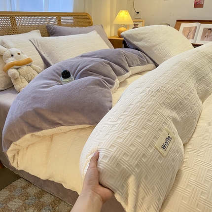 91家纺网 家纺一手货源 找家纺 莱茵家居 2024新款A类高克重雕花牛奶绒四件套-糖果格 糖果格-白紫