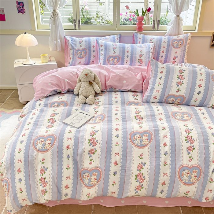 91家纺网 家纺一手货源 找家纺 盛秋家纺 2025新款卡通单被套布兰达+粉爱心