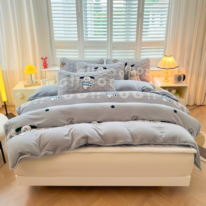 91家纺网 家纺一手货源 找家纺 2024秋冬新款牛奶绒加厚夹棉床褥垫+牛奶绒被套四件套字母狗