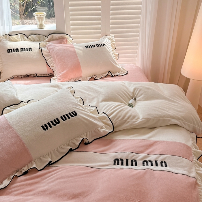 91家纺网 家纺一手货源 找家纺 凯美家居 2024新款牛奶绒刺绣花边四件套-美丽格 美丽格-白粉