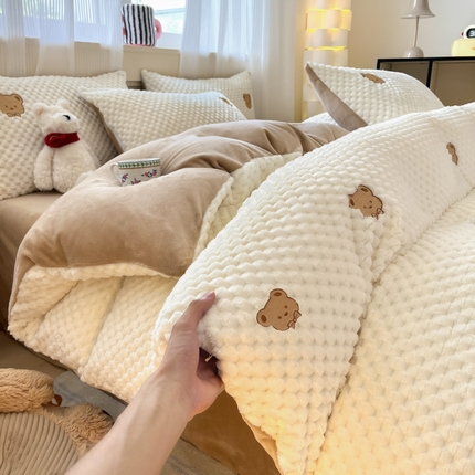 铭宣家居 2024新款A类豆豆绒刺绣款四件套 豆豆绒-学院熊