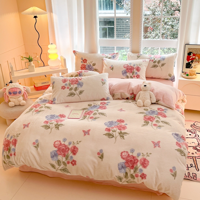 91家纺网 家纺一手货源 找家纺 慕澄家纺 2024新款兔绒牛奶绒加厚保暖印花四件套 花飞蝶舞