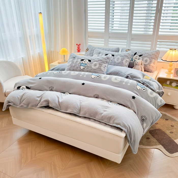 91家纺网 家纺一手货源 找家纺 2024秋冬新款牛奶绒加厚夹棉床褥垫+牛奶绒被套四件套字母狗