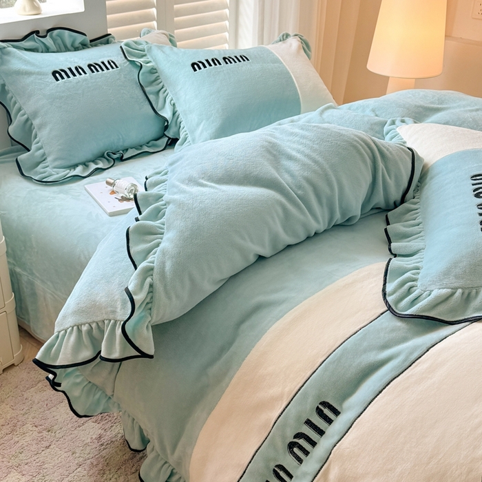 91家纺网 家纺一手货源 找家纺 凯美家居 2024新款牛奶绒刺绣花边四件套-美丽格 美丽格-浅蓝