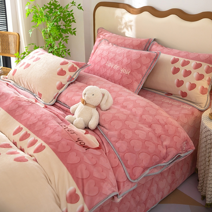 91家纺网 家纺一手货源 找家纺 雨萝家纺 2024新款亲肤舒适牛奶绒四件套 心有灵犀