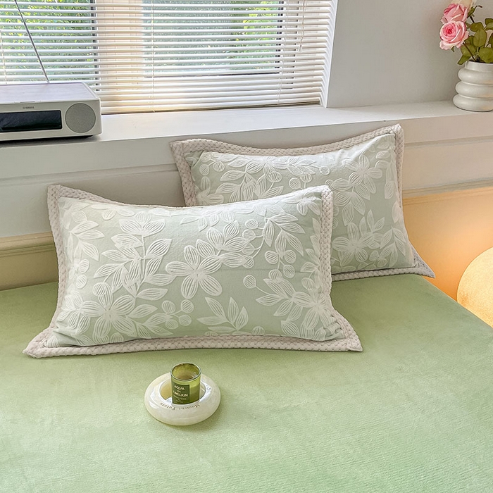 91家纺网 家纺一手货源 找家纺 2024新款简约包边全消光雕花牛奶绒兔兔绒四件套 雕花包边-爱在秋冬 浅绿