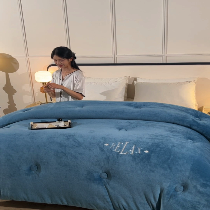 91家纺网 家纺一手货源 找家纺 牛魔王家居 2024新款加厚牛奶绒绣花冬被春秋被大豆被被子 牛奶绒+宾利蓝