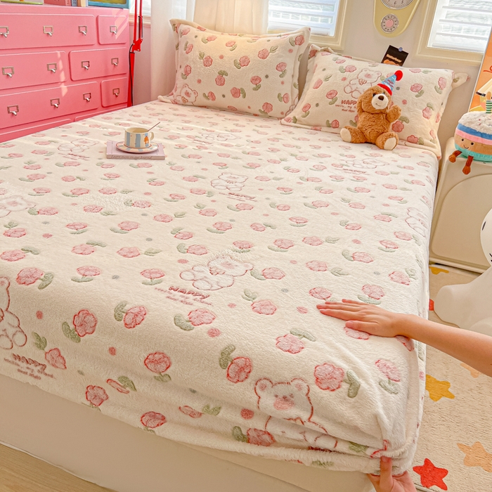 91家纺网 家纺一手货源 找家纺 韩巢家纺 2024新款加厚雪花绒卡通印花保暖床笠三件套 花花世界