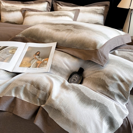 91家纺网 家纺一手货源 找家纺 慕晨 2024新款A类全棉贡缎磨毛数码印花宽边轻奢风中高端四件套直播爆款 生之水