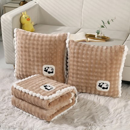 91家纺网 家纺一手货源 找家纺 伊可爱抱枕被 2024新款秋冬仿兔毛泡泡牛奶绒泡泡夹棉多针绗绣抱枕被毯-奶芙抱枕被 奶芙-经典驼