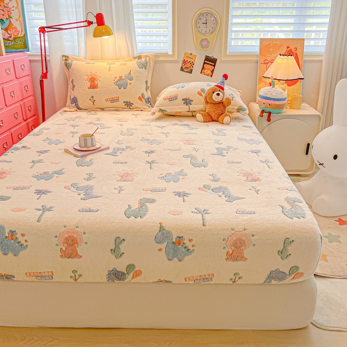 91家纺网 家纺一手货源 找家纺 韩巢家纺 2024新款加厚雪花绒卡通印花保暖床笠三件套 恐龙宝贝(绿)