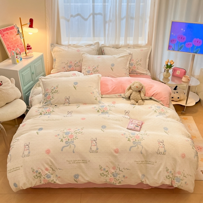 91家纺网 家纺一手货源 找家纺 慕尚家纺 2025新款3.5kg高克重田园花卉类牛奶绒四件套 鲜花小兔