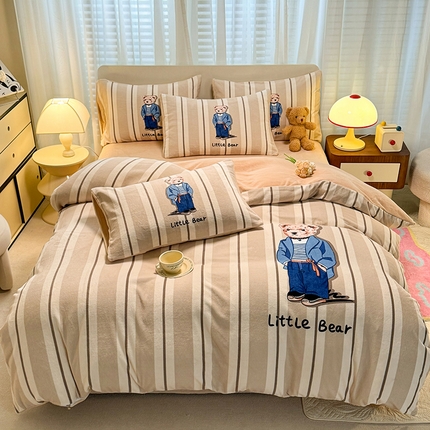 91家纺网 家纺一手货源 找家纺 （总）经年 2025新款大版卡通牛奶绒四件套-玩酷熊系列