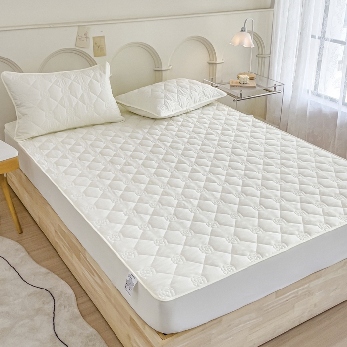 91家纺网 家纺一手货源 找家纺 丝涟家居 2025新款A类亲肤棉防水防污床笠--花朵款 玫瑰花-月光白