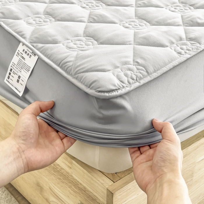 91家纺网 家纺一手货源 找家纺 丝涟家居 2025新款A类亲肤棉防水防污床笠--花朵款 玫瑰花-银优灰