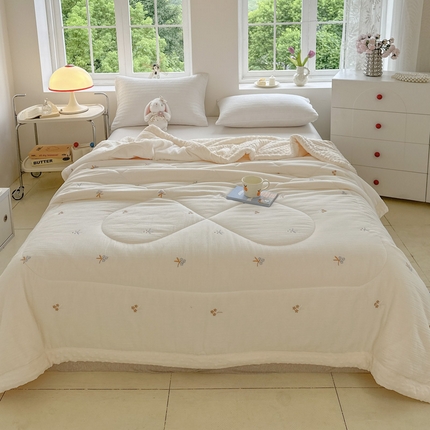 91家纺网 家纺一手货源 找家纺 木楌家居 2025新款全棉A类皱皱纱刺绣手包边豆豆被 允禾