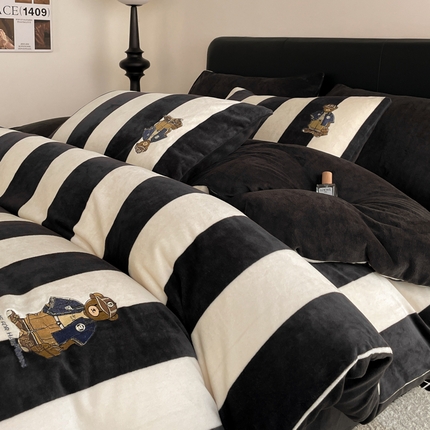 91家纺网 家纺一手货源 找家纺 红嘴企鹅 2025新款A类加厚牛奶绒刺绣四件套 学院熊-黑条纹