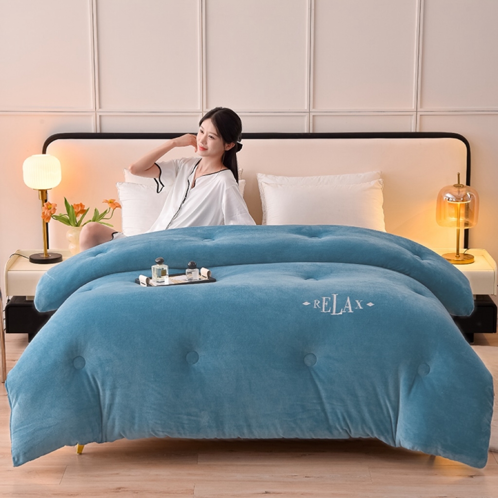 91家纺网 家纺一手货源 找家纺 牛魔王家居 2024新款加厚牛奶绒绣花冬被春秋被大豆被被子 牛奶绒+月光蓝