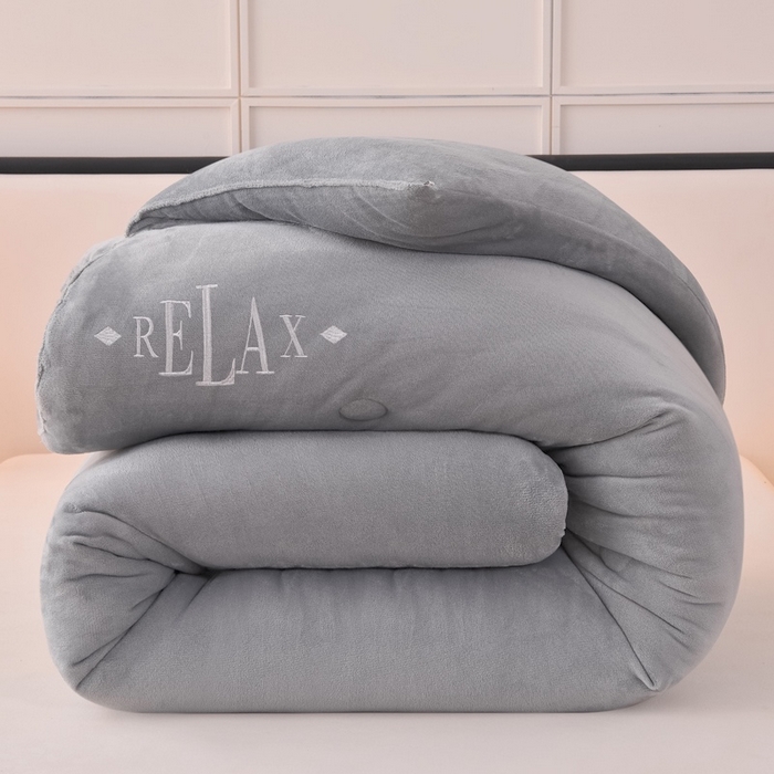 91家纺网 家纺一手货源 找家纺 牛魔王家居 2024新款加厚牛奶绒绣花冬被春秋被大豆被被子 牛奶绒+气质灰