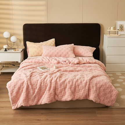 91家纺网 家纺一手货源 找家纺 晨曦家纺 2024新款塔芙绒牛奶绒毛毯-初暖系列 初暖-童话粉