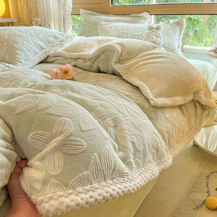 91家纺网 家纺一手货源 找家纺 2024新款简约包边全消光雕花牛奶绒兔兔绒四件套 雕花包边-爱在秋冬 浅绿（新拍）