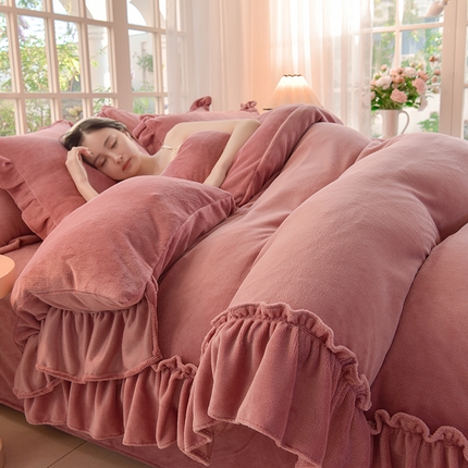 91家纺网 家纺一手货源 找家纺 简爱家纺 2025新款轻奢欧式加厚高克重牛奶绒四件套 珊瑚红