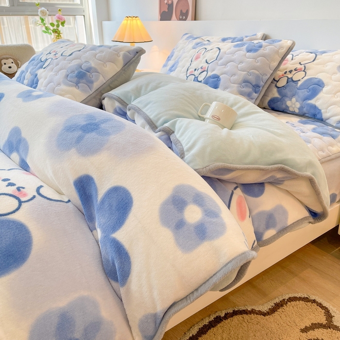 91家纺网 家纺一手货源 找家纺 2024秋冬A类牛奶绒加厚夹棉床笠+牛奶绒被套四件套蓓蕾兔-兰