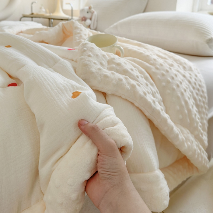 91家纺网 家纺一手货源 找家纺 木楌家居 2025新款全棉A类皱皱纱刺绣手包边豆豆被 心动