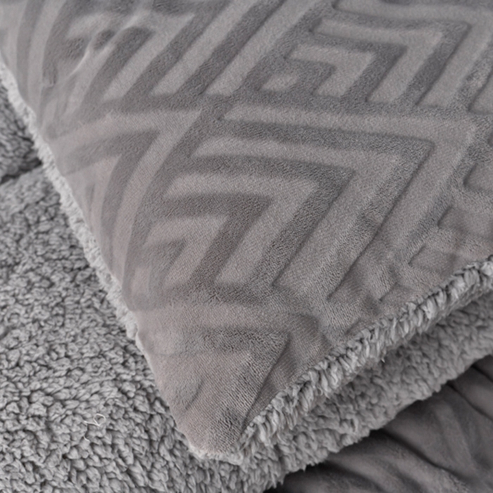 91家纺网 家纺一手货源 找家纺 锦逸家居 2025新款剪花牛奶绒冬被纯色冬被雕花牛奶绒冬被被子被芯春秋被 高级灰