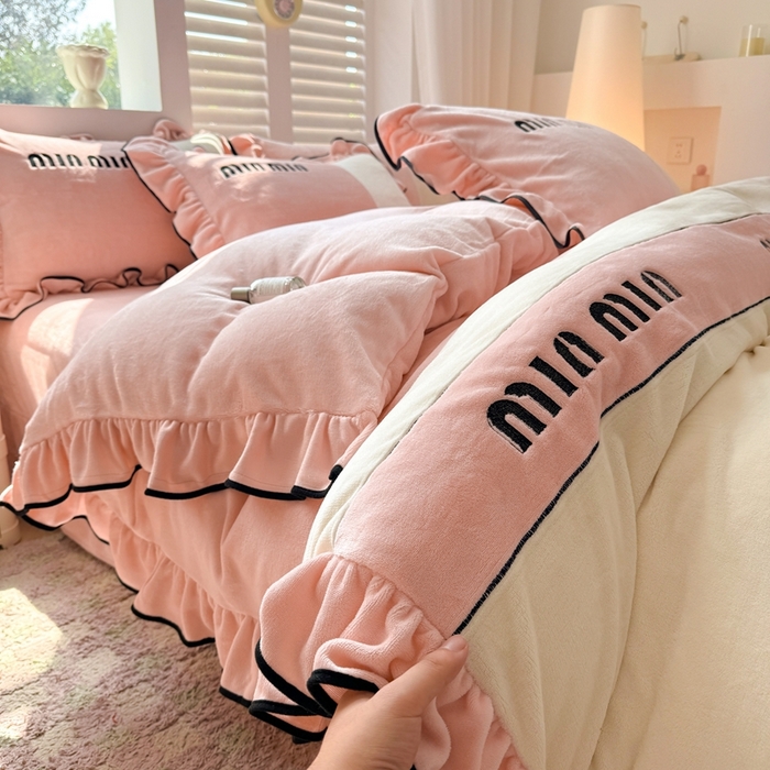 91家纺网 家纺一手货源 找家纺 凯美家居 2024新款牛奶绒刺绣花边四件套-美丽格 美丽格-粉玉