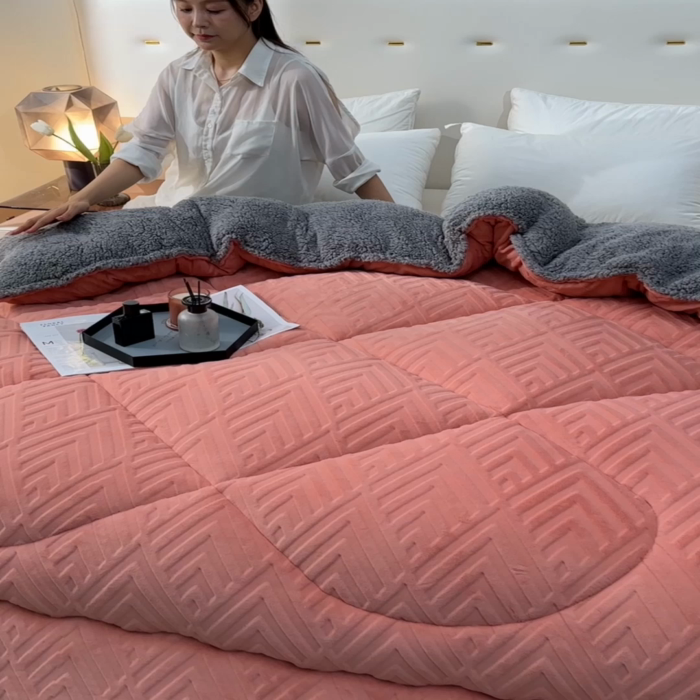 91家纺网 家纺一手货源 找家纺 锦逸家居 2025新款剪花牛奶绒冬被纯色冬被雕花牛奶绒冬被被子被芯春秋被 落日橙