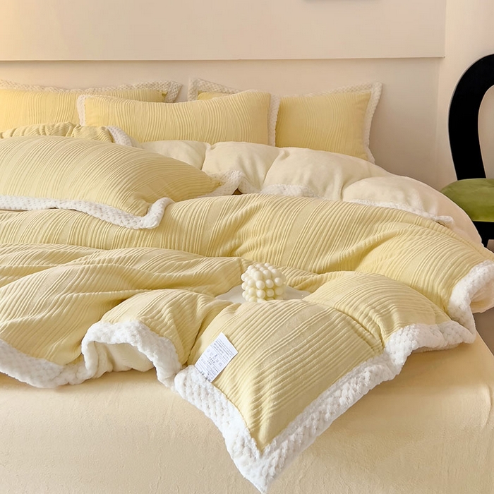 91家纺网 家纺一手货源 找家纺 2024新款简约包边全消光雕花牛奶绒兔兔绒四件套 包边绒 波浪条米黄