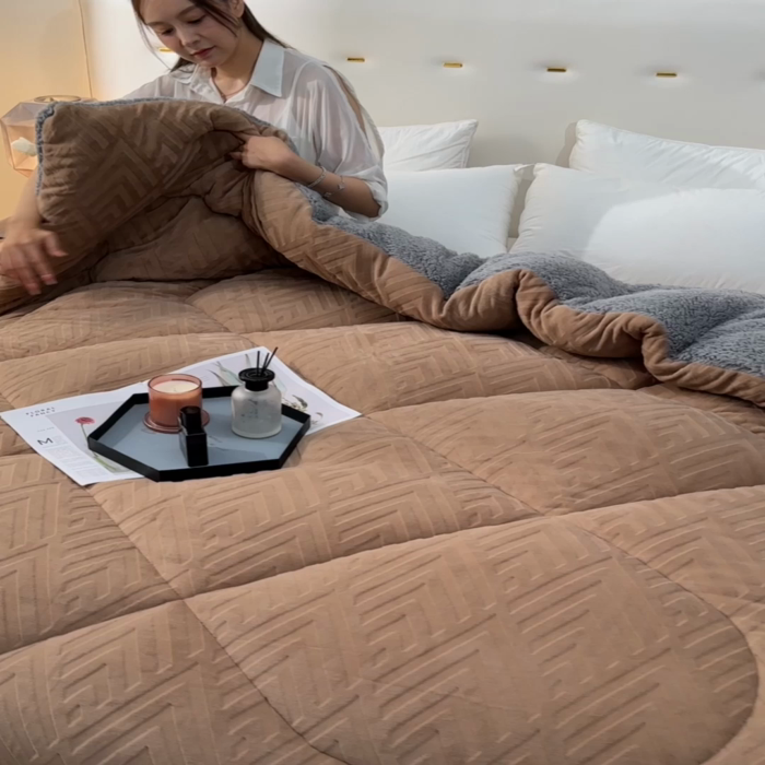 91家纺网 家纺一手货源 找家纺 锦逸家居 2025新款剪花牛奶绒冬被纯色冬被雕花牛奶绒冬被被子被芯春秋被 抹茶绿