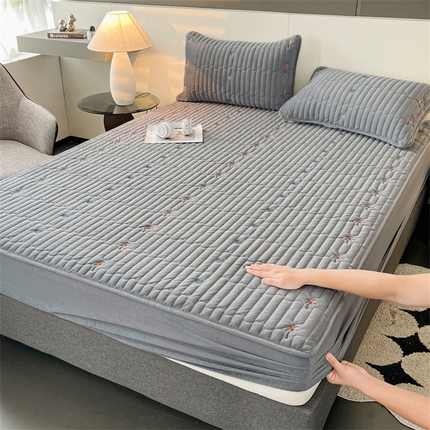 91家纺网 家纺一手货源 找家纺 2024新款A类纯色牛奶绒刺绣薄款床垫加厚绒保暖床笠床护垫 艾维-深灰（床笠款）