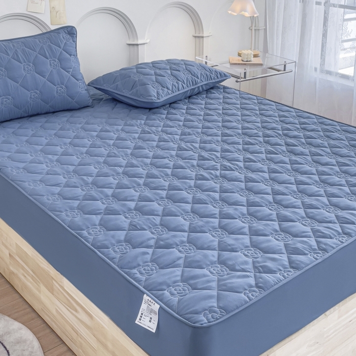 91家纺网 家纺一手货源 找家纺 丝涟家居 2025新款A类亲肤棉防水防污床笠--花朵款 玫瑰花-海洋蓝