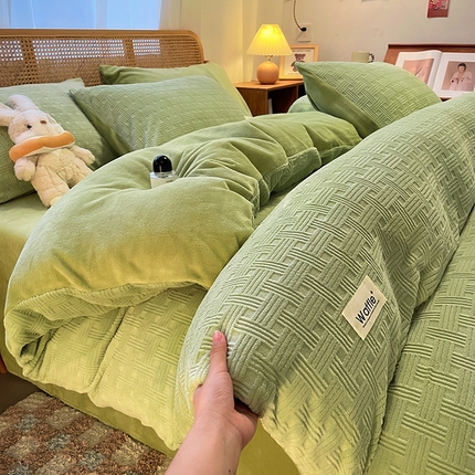 91家纺网 家纺一手货源 找家纺 莱茵家居 2024新款A类高克重雕花牛奶绒四件套-糖果格 糖果格-果绿