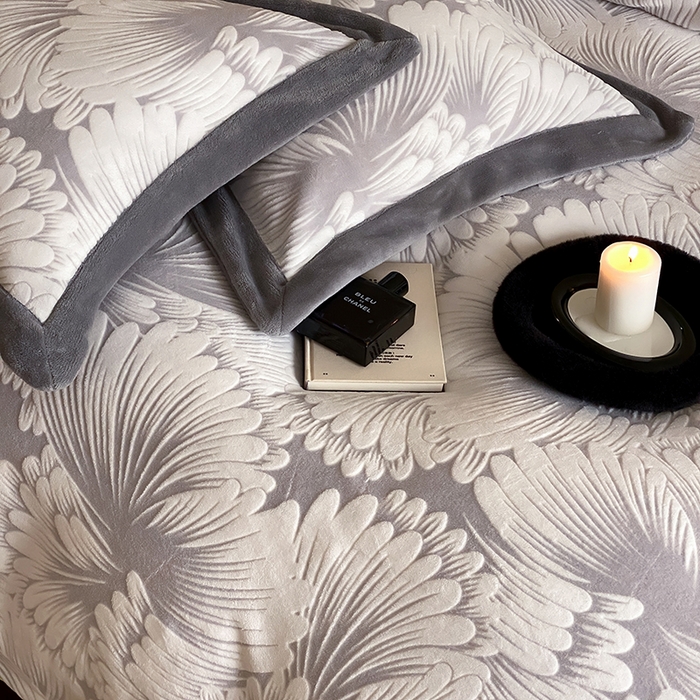 91家纺网 家纺一手货源 找家纺 梦享生活家居 2024新款加厚保暖牛奶绒四件套 烟花-灰