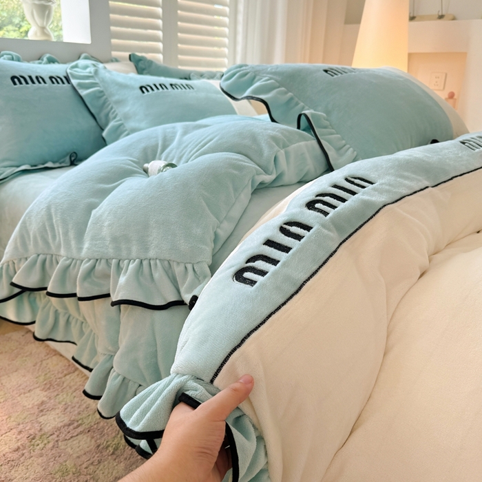 91家纺网 家纺一手货源 找家纺 凯美家居 2024新款牛奶绒刺绣花边四件套-美丽格 美丽格-浅蓝