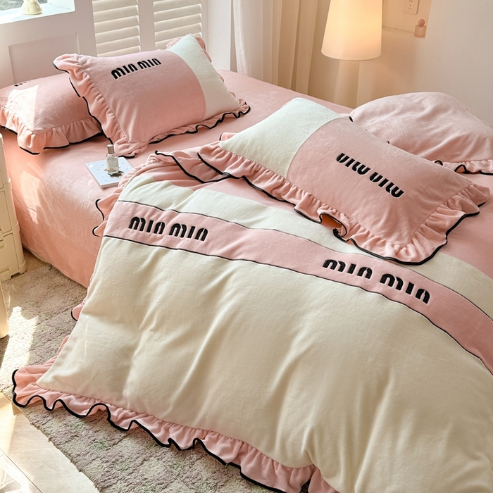 91家纺网 家纺一手货源 找家纺 凯美家居 2024新款牛奶绒刺绣花边四件套-美丽格 美丽格-粉玉