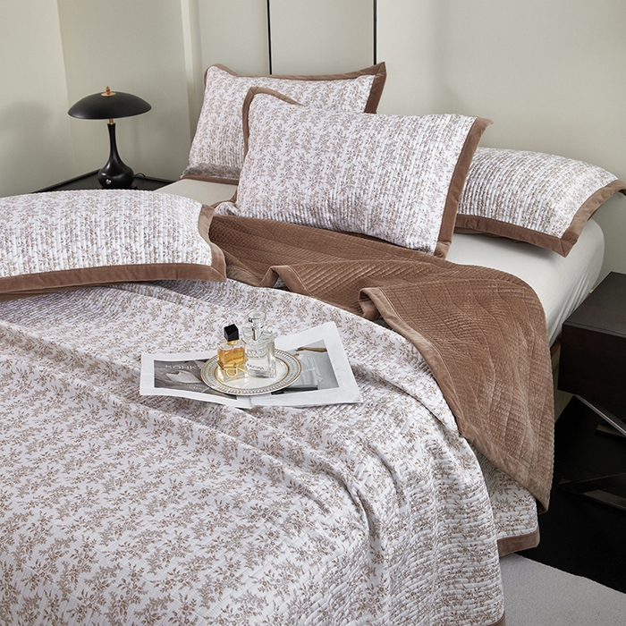 91家纺网 家纺一手货源 找家纺 莎果家纺 2025秋冬一面天丝一面绒高温砂洗床盖三件套 薇拉-棕