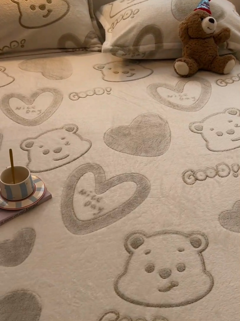 91家纺网 家纺一手货源 找家纺 韩巢家纺 2024新款加厚雪花绒卡通印花保暖床笠三件套 爱心熊(绿)