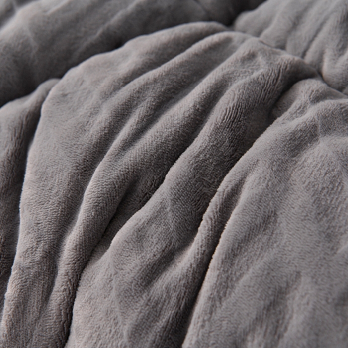 91家纺网 家纺一手货源 找家纺 锦逸家居 2025新款剪花牛奶绒冬被纯色冬被雕花牛奶绒冬被被子被芯春秋被 高级灰