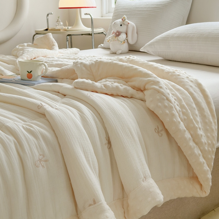 91家纺网 家纺一手货源 找家纺 木楌家居 2025新款全棉A类皱皱纱刺绣手包边豆豆被 清欢