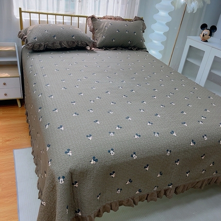 91家纺网 家纺一手货源 找家纺 2024新款亲肤舒适法式床盖三件套 咖啡豆米奇