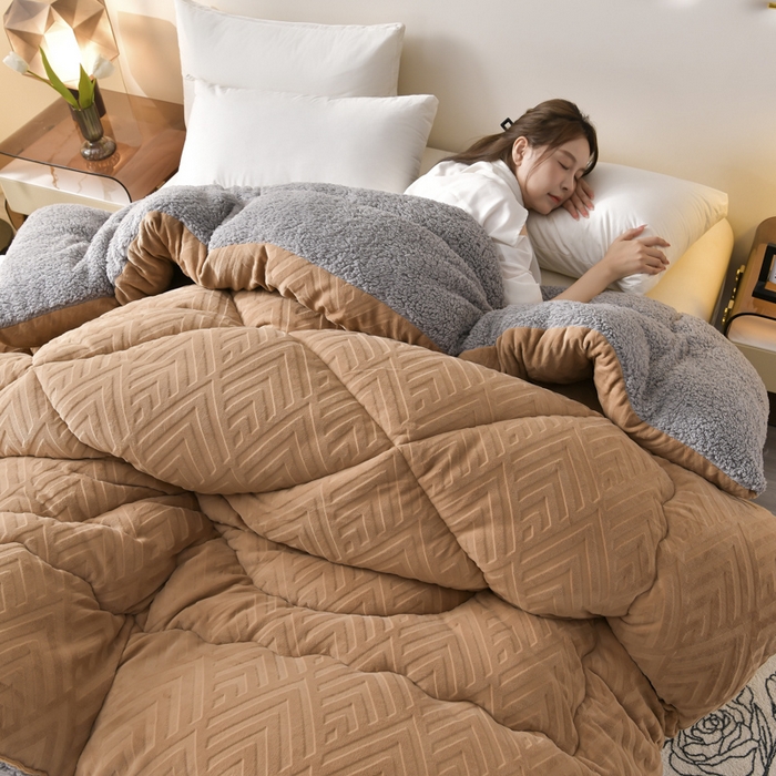 91家纺网 家纺一手货源 找家纺 锦逸家居 2025新款剪花牛奶绒冬被纯色冬被雕花牛奶绒冬被被子被芯春秋被 卡其