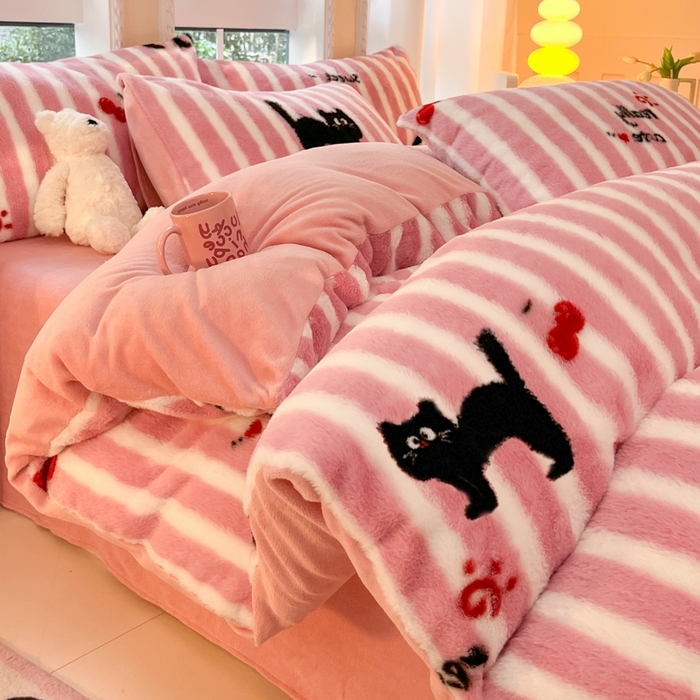 91家纺网 家纺一手货源 找家纺 慕澄家纺 2024新款兔绒牛奶绒加厚保暖印花四件套 黑猫咪咪