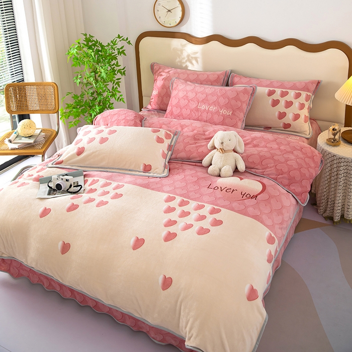 91家纺网 家纺一手货源 找家纺 雨萝家纺 2024新款亲肤舒适牛奶绒四件套 心有灵犀