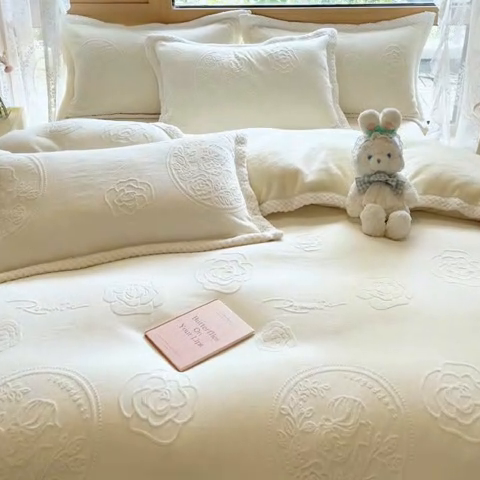91家纺网 家纺一手货源 找家纺 2024新款简约包边全消光雕花牛奶绒兔兔绒四件套 雕花包边-浪漫人生 奶白