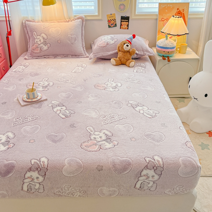 91家纺网 家纺一手货源 找家纺 韩巢家纺 2024新款加厚雪花绒卡通印花保暖床笠三件套 爱心兔(紫)