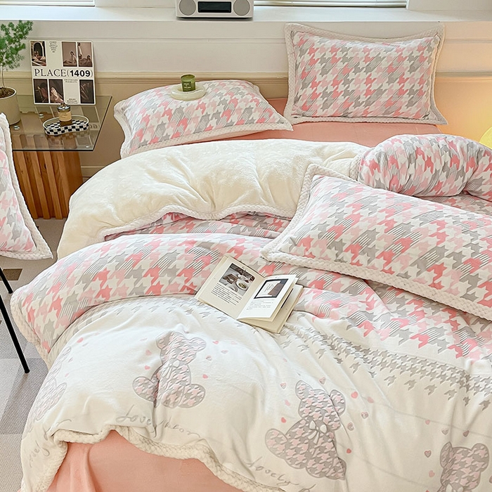 91家纺网 家纺一手货源 找家纺 2024新款简约包边全消光雕花牛奶绒兔兔绒四件套 雕花包边-千鸟格小熊-粉